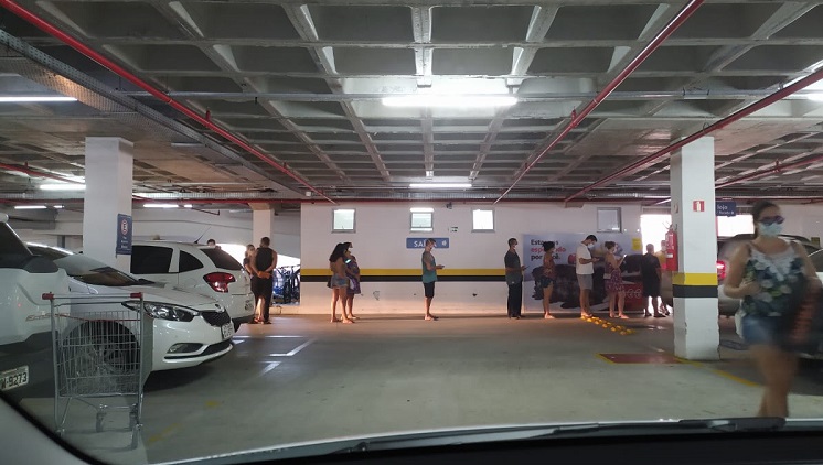 Fila no Extrabom de Jardim Camburi, em Vitória. (Foto: Internauta)