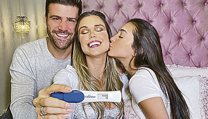 Flávia Viana, Marcelo e a filha dela, Sabrina, celebram gravidez (Foto: Reprodução / Instagram)