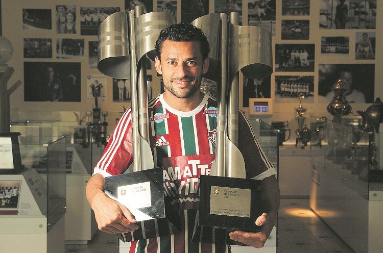 Fred exibiu em 2015, quando completou seis anos de clube, as taças de campeão brasileiro pelo Fluminense, conquistadas em 2010 e 2012 (Foto: Arquivo de A Tribuna)