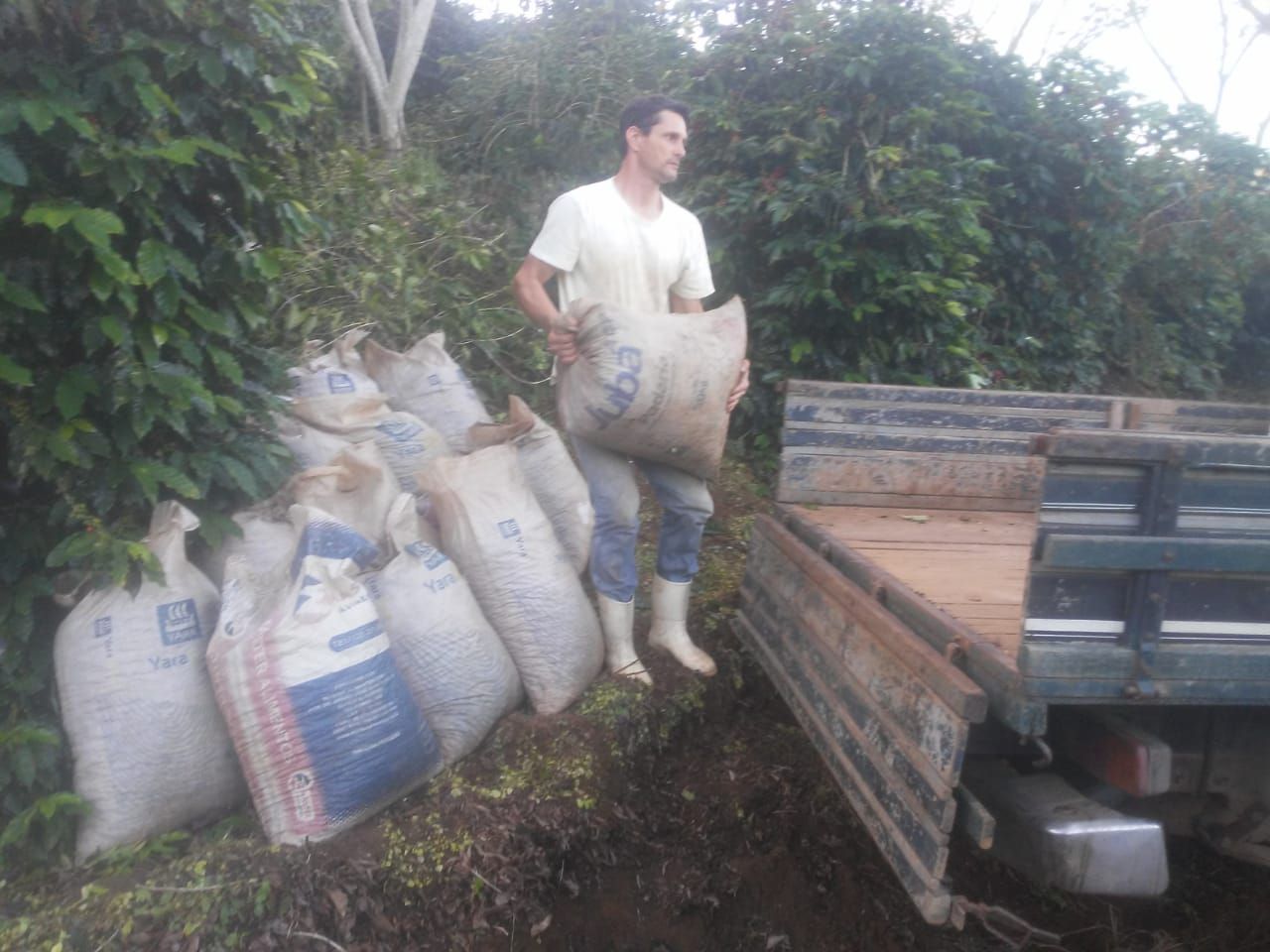 O goleiro e advogado Giovani Perim está trabalhando na roça, em Venda Nova (Foto: Acervo pessoal)