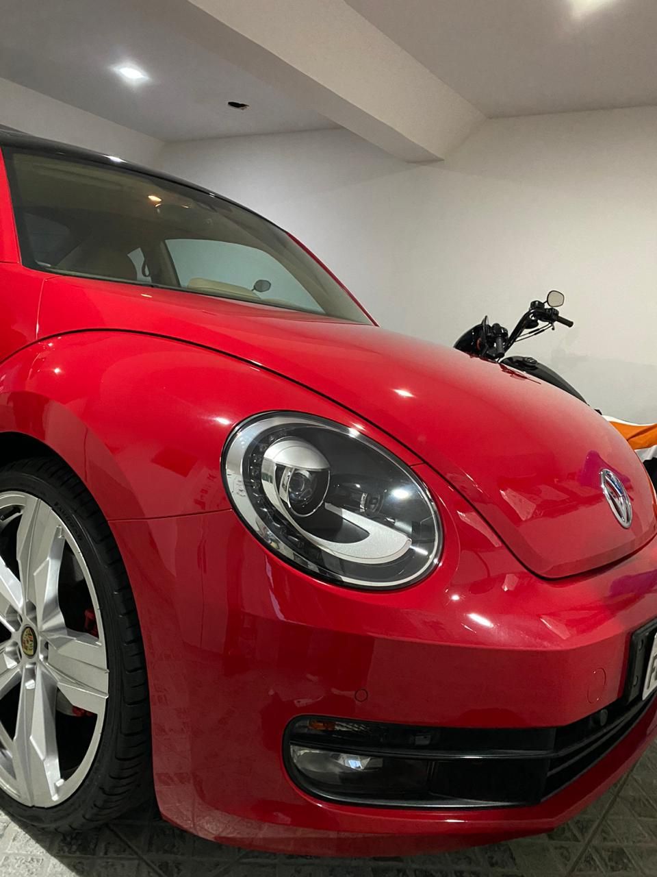 Carros de luxo foram encontrados na casa em que o suspeito estava (Foto: Divulgação/ PCES)