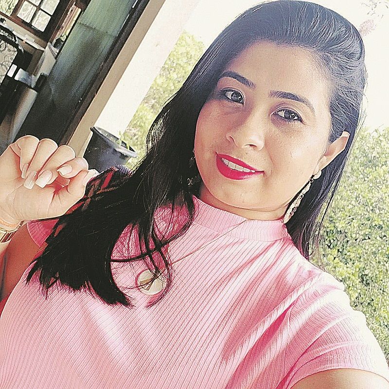 Daiane morava em Fundão com o marido e outros dois filhos. Ela fez a cesárea, chegou a melhorar, mas não resistiu (Foto: Reprodução/ Facebook)