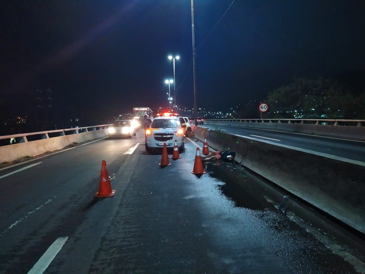 Homem foi morto por policiais após assaltar ônibus em cima da Segunda Ponte./TV Tribuna (Foto: Vitor Zucolotti)