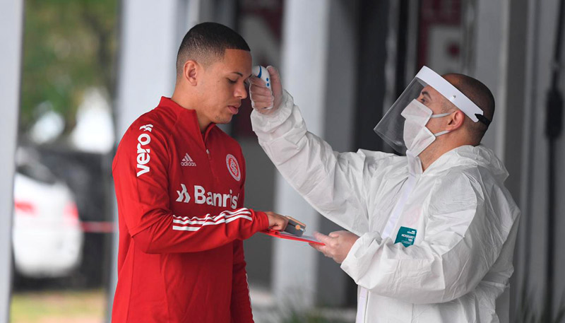 Jogadores foram submetidos a exames médicos (Foto: Ricardo Duarte / Internacional)