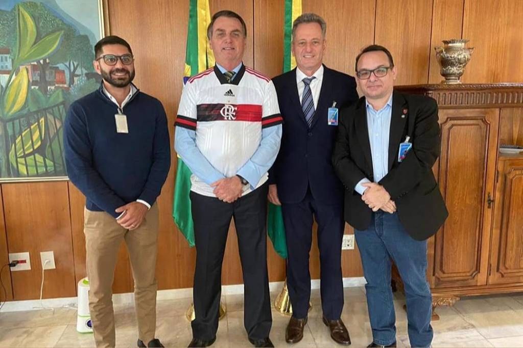 Da esq. para a dir.: Márcio Tannure, médico do Flamengo, Jair Bolsonaro, Rodolfo Landim; e Aleksander Santos, diretor institucionais dos clubes cariocas. (Foto: Reprodução/Instagram/@drtannure)