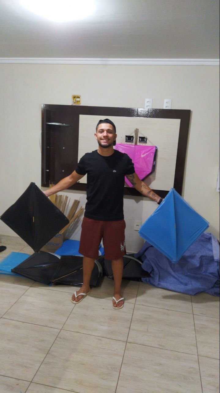 O volante Jeffin Rafino, que atuou pela Desportiva, vende pipas (Foto: Acervo pessoal)
