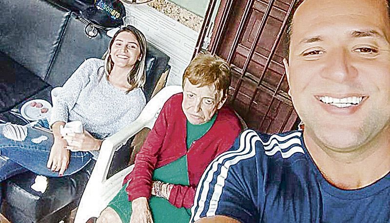 José Machado ao lado da mãe, Carmen Dondoni, e a noiva Bruena Braz (Foto: Acervo Pessoal)