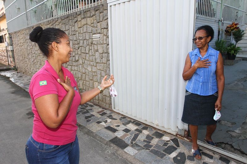 Josiany Martins escolheria abraçar a sua mãe, Maria da Penha Martins Ferreira (Foto: Leone Iglesias)