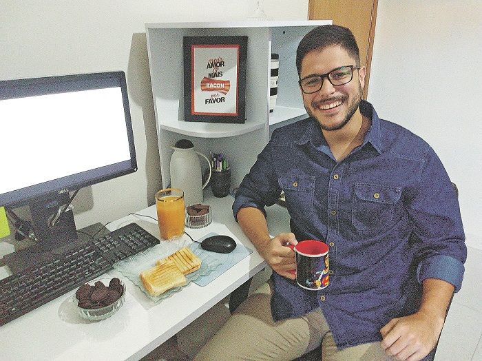 Juliano Araujo está trabalhando em home office e tendo aulas online em casa e alivia a ansiedade comendo (Foto: Franciele Araujo)