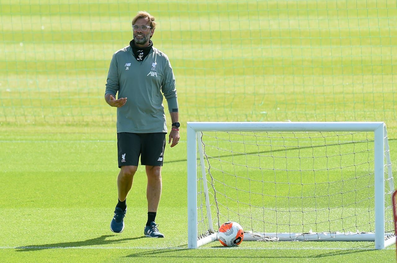 Todos os clubes da Premier League aprovaram a volta do contato físico nos treinos a partir de quinta-feira (28) (Foto: Liverpool/Twitter)