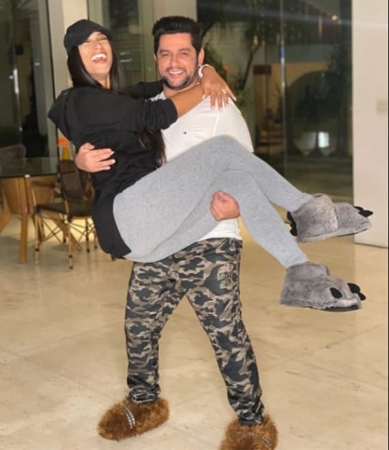 Léo Magalhães e a esposa, Josi Neves se casaram durante a quarentena (Foto: Reprodução/Instagram/@leomagalhaesoficial)