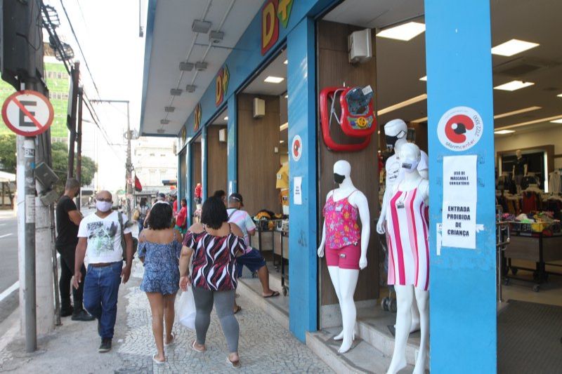 Loja de roupas na Avenida Jerônimo Monteiro, Centro de Vitória. (Foto: Beto Morais/AT)