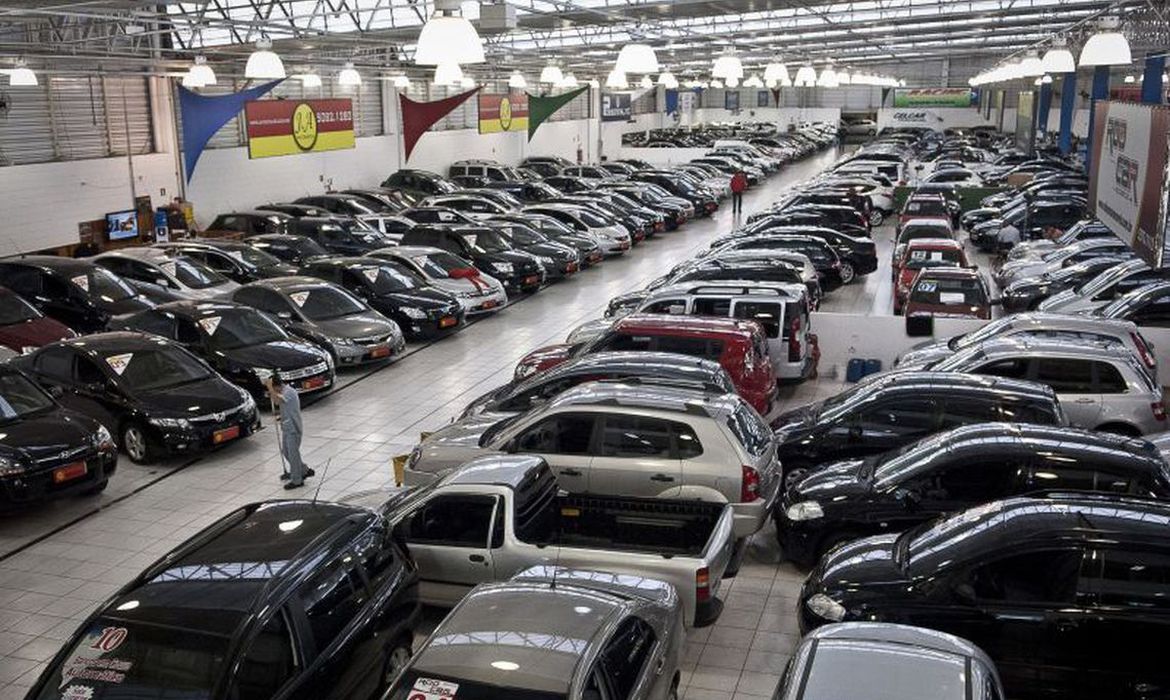 Os estabelecimentos que vendem veículos automotores vão funcionar de 10h às 16h nesta sexta-feira (15) (Foto: Marcelo Camargo/Agência Brasil)