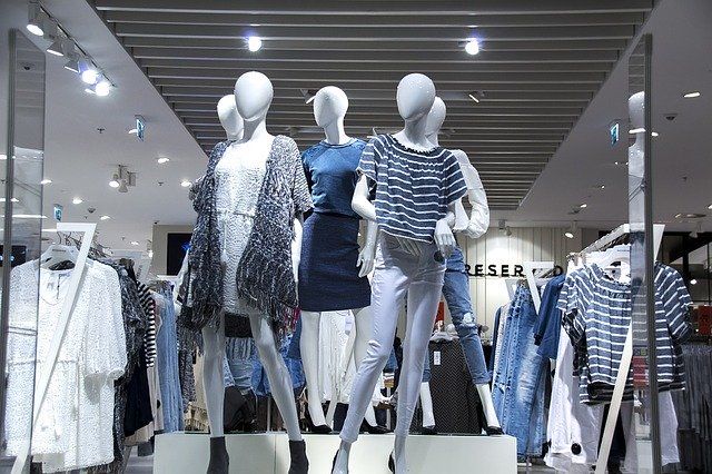 Loja de shopping em funcionamento (Foto: Freepik)