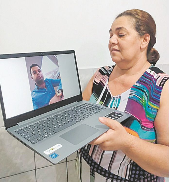 Júlia de souza, 49, mãe do soldado Jean Zanon, 29, mostra foto dele no computador: “Ele era um filho abençoado” (Foto: Acervo de família)