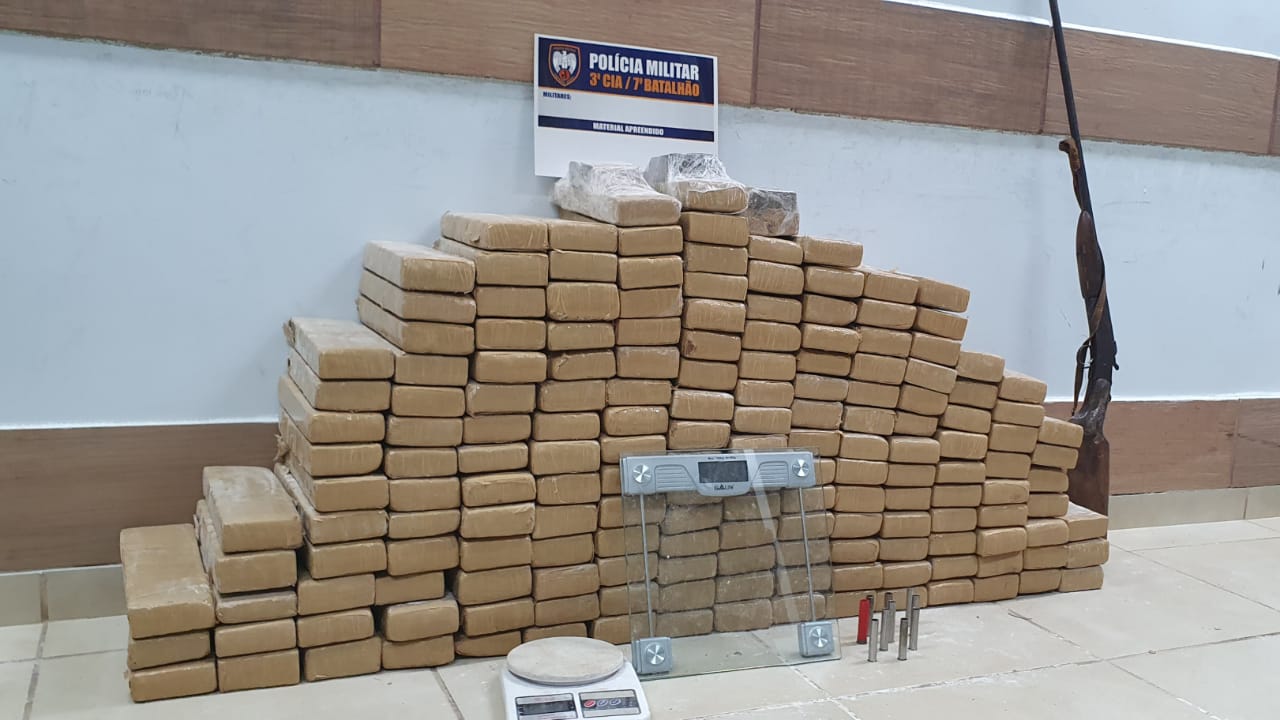Criminosos usam barco para transportar a droga (Foto: Divulgação)