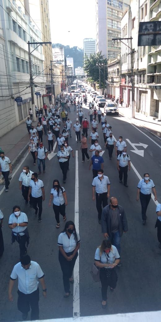 Passeata de cobradores na avenida Jerônimo Monteiro, no centro de Vitória. (Foto: Fábio Nunes/AT)