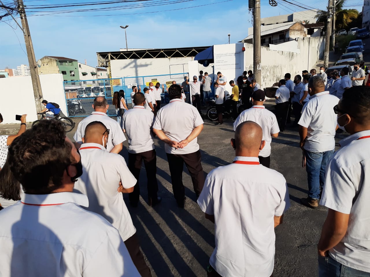 Manifestação de motoristas e cobradores em Guarapari (Foto: Roberta Bourguignon)