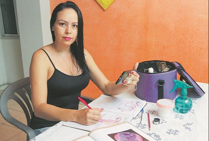 Marcele Ludolfo, de 36 anos, faz aulas online do curso de Estética (Foto: Leone Iglesias/AT)