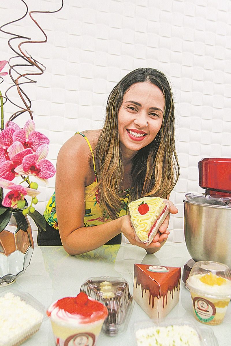 Mariana tinha uma firma de serviços de limpeza e hoje faz doces e bolos. (Foto: Kadidja Fernandes/AT)