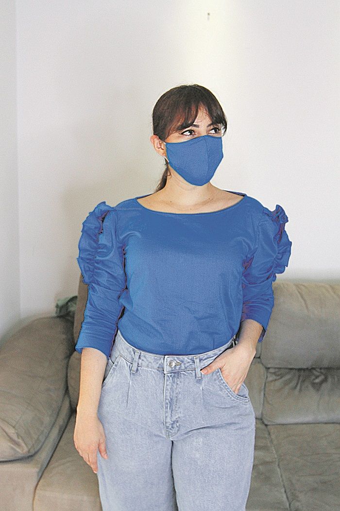 Cheia de personalidade, Jani mostra a máscara na mesma cor da blusa, com um look mais arrumado. Um estilo que pode ser trocado durante o dia. (Foto: Fábio Nunes/AT)