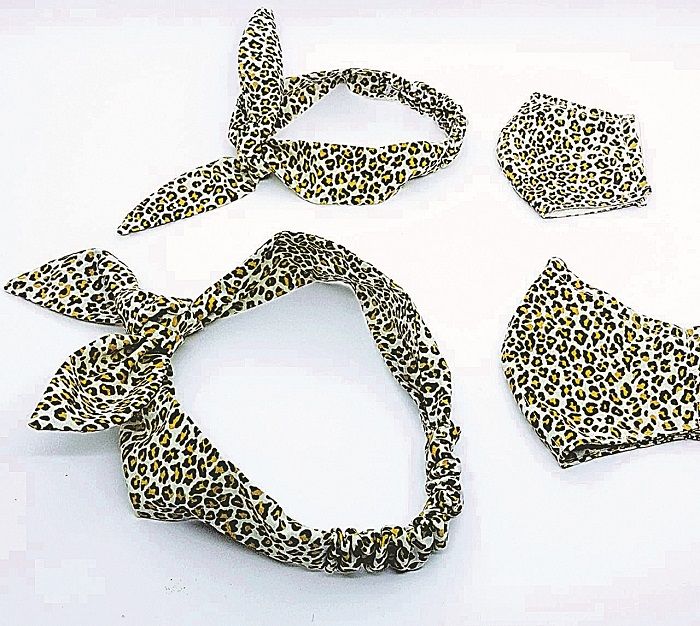 De animal print, dá para brincar com o look da mãe igual ao da filha. As máscaras são personalizadas e feitas à mão para cada uma. (Foto: Divulgação )