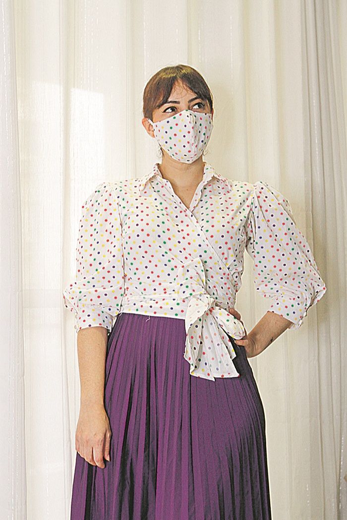 Look divertido: Jani Valença fez reaproveitamento sustentável do tecido para apresentar um look divertido e colorido, com máscara e blusa na mesma estampa. (Foto: Fábio Nunes/AT)