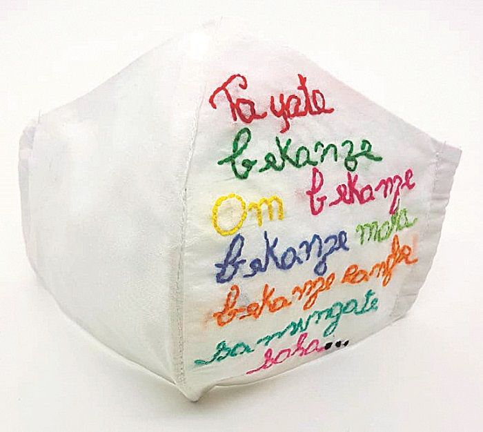 Bordado personalizado: Para deixar o acessório ainda mais pessoal, bordados personalizados feitos à mão. (Foto: Divulgação)