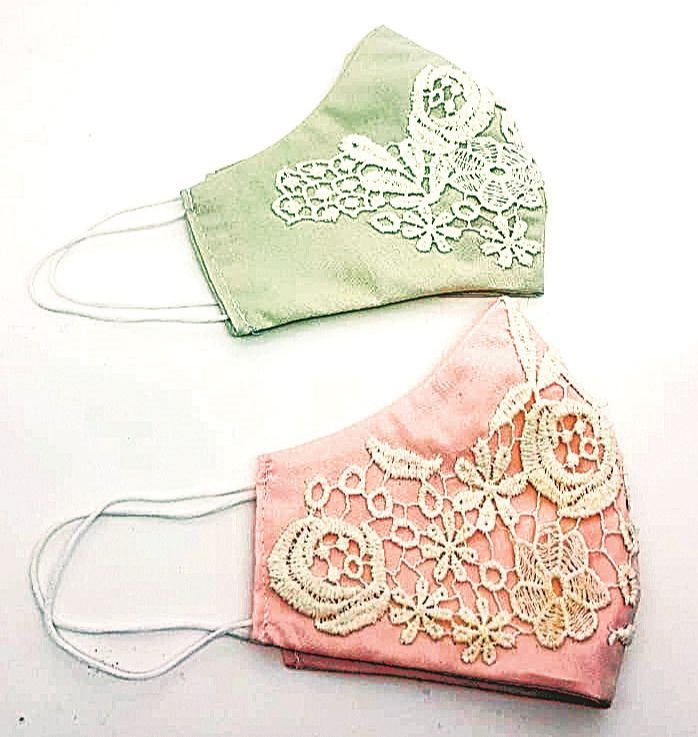 Bordada com renda francesa: Peças feitas artesanalmente com bordado de renda francesa, chamada guipir, aplicado sobre o cambraia de algodão. Delicado e sofisticado. (Foto: Divulgação)
