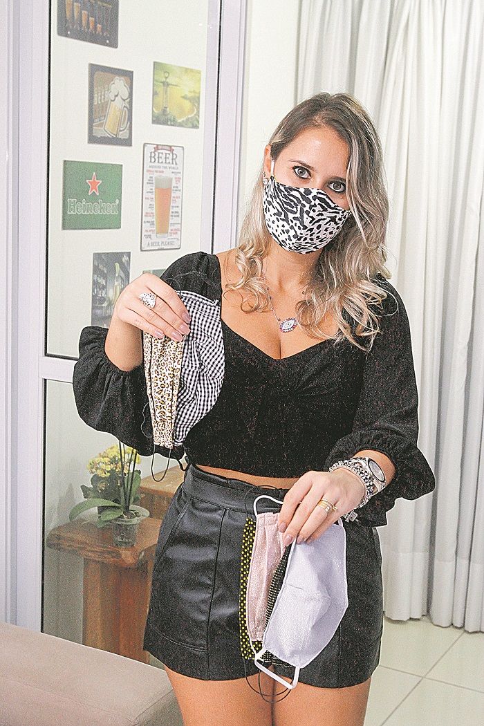 Nada básico: A servidora pública Lorrayne Loyola, 29, mostra a coleção de máscaras nada básicas e cheias de estilo que comprou para ir ao trabalho e à casa da mãe. (Foto: Leone Iglesias/AT)