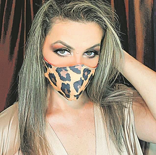 Sensualidade e sofisticação: Lilian Janz usa máscara de animal print que combina muito bem com a maquiagem usada nos olhos. Mistura sensualidade e sofisticação. (Foto: Divulgação)