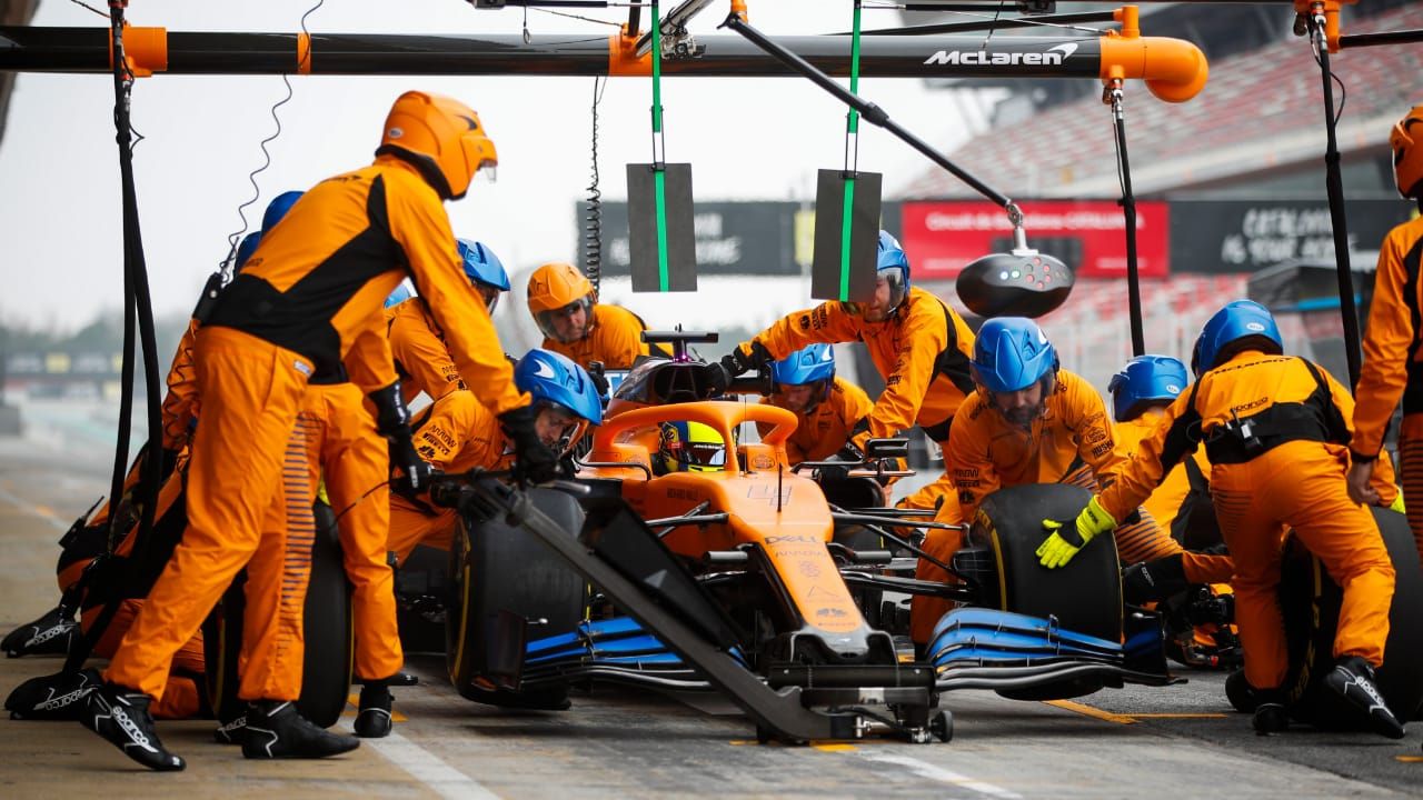 Por causa da pandemia, o grupo McLaren anunciou que planeja cortar 1.200 empregos, incluindo de membros da equipe de Formula1 (Foto: McLaren/Twitter)
