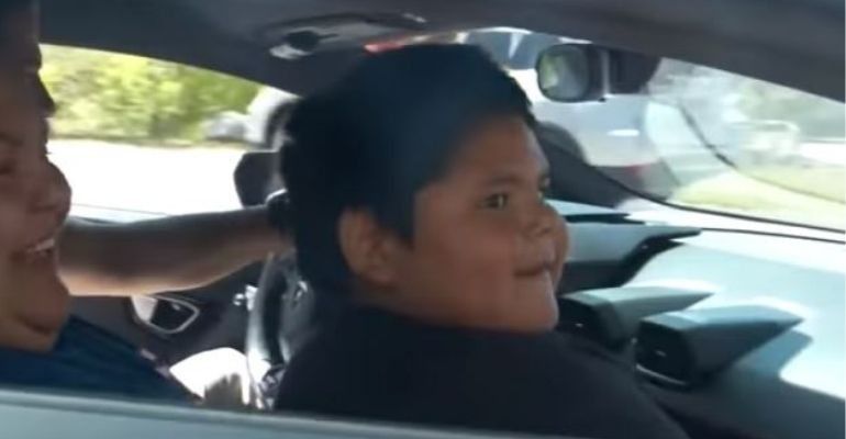 Menino foi convidado a passear de Lamborghini (Foto: Reprodução / Fox 13 News)