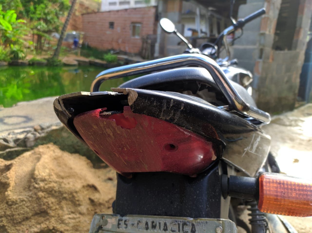 Marca de tiro em moto da vítima (Foto: Júlia Afonso)