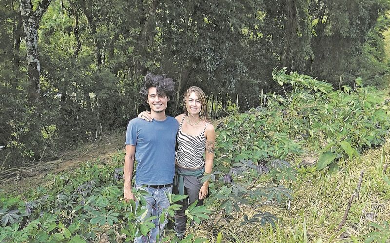 O casal de biólogos Danillo Sartório, de 29 anos, e Camila Barbiero, 23, adquiriu um pasto em Castelo. (Foto: Lucas Zardo Barbiero)