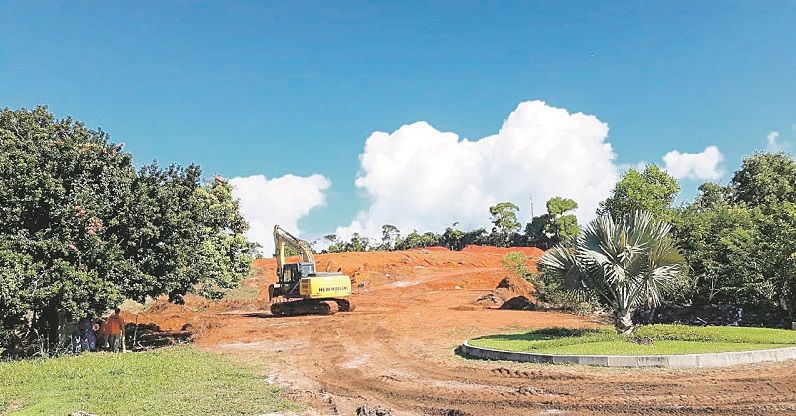 Máquinas atuam em área destinada a condomínio na Bacutia, em Guarapari. Estrutura deve ser concluída este ano (Foto: Roberta Bourguignon)