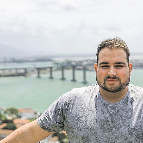 Biomédico Vinnícius está entubado em um hospital de Cariacica, e a mãe fez um vídeo pedindo ajuda (Foto: Acervo pessoal)