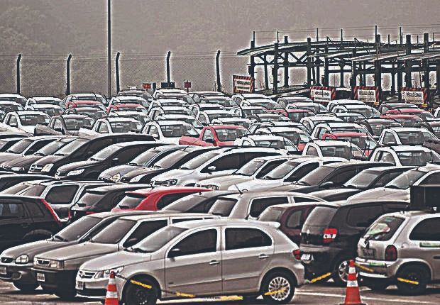 Pátio de fábrica lotado de carros (Foto:   Marcelo Camargo/Agência Brasil)