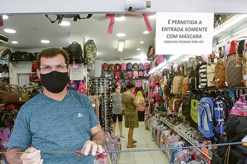 Paulo Cezar Araújo optou por receber os clientes na loja.“Só deixo entrar dois por vez, de máscara. Pode ligar e fazer a encomenda” (Foto: Kadidja Fernandes / AT)