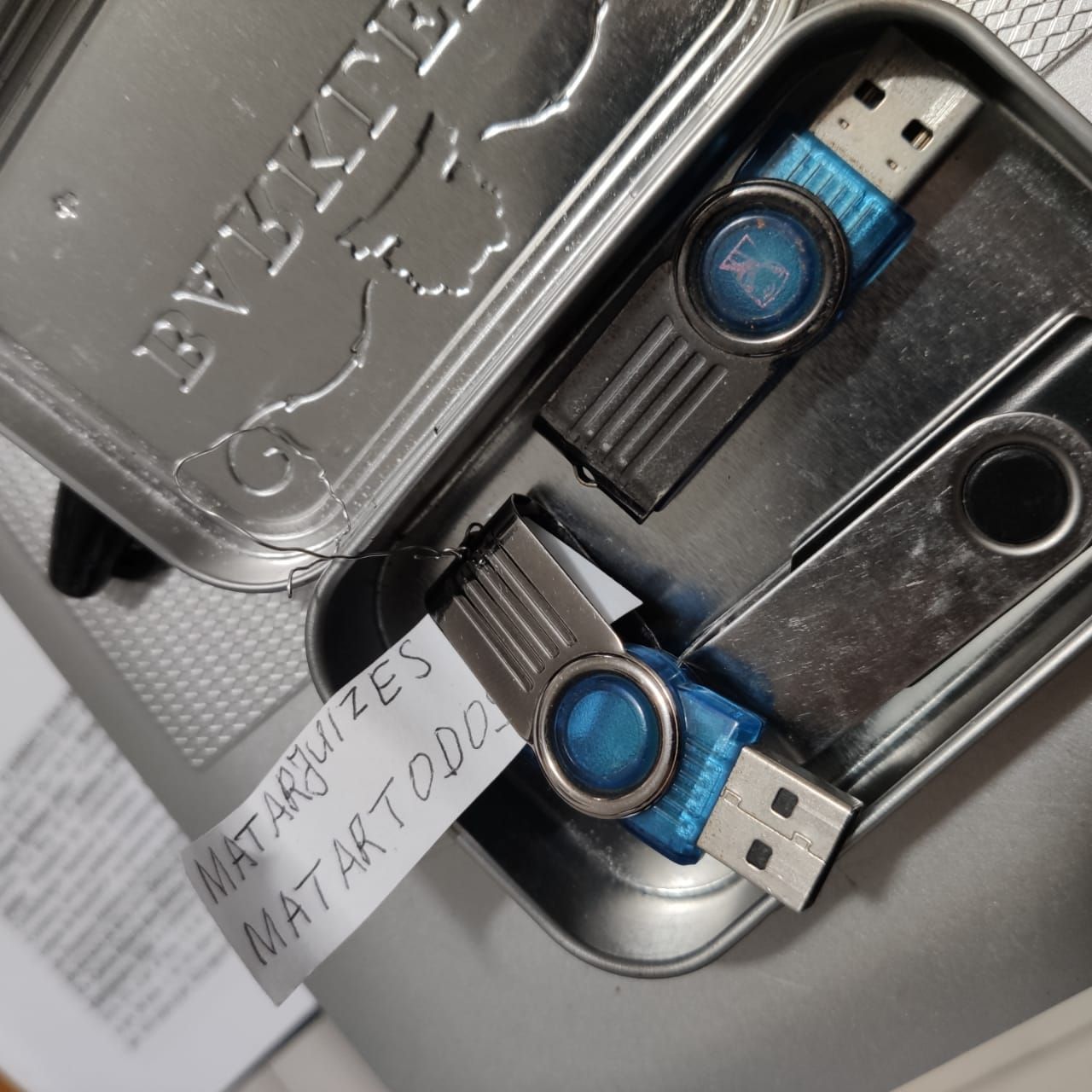 Pen drive encontrado com suspeitos de ameaçar juízes (Foto: PCDF/Divulgação)