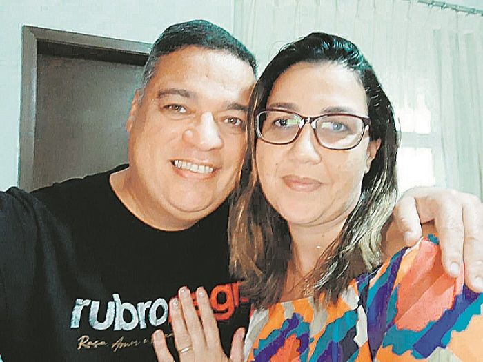 Rogério Fernandes com a mulher, Flora Emília Lima, de 42 anos, que também foi curada da Covid-19 (Foto: Acervo Pessoal)