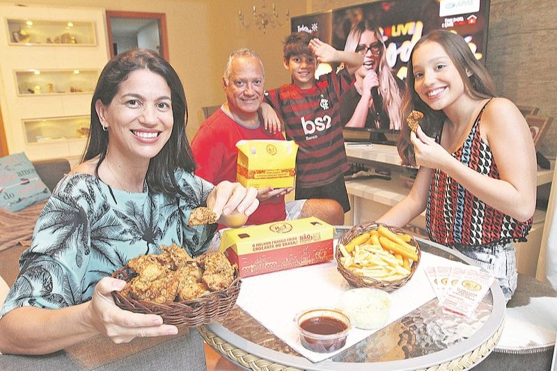 A porção do petisco da N1 Chicken foi aprovada pela família da Simone Araújo Santos. Ela, o marido Adison Junior, e os filhos Maria Clara Araújo Amaral e João Gabriel Araújo Amaral saborearam o combo G (R$ 74,99), para até 5 pessoas enquanto assistiam a live da cantora Marilha Mendonça. (Foto: Beto Morais/AT)