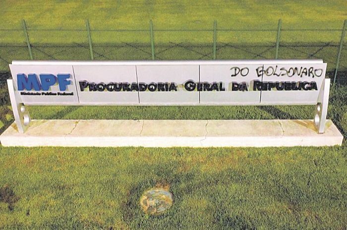 Na placa de identificação do edifício, o sobrenome do presidente Jair Bolsonaro foi escrito acima da palavra “República”, em protesto contra o chefe da Procuradoria Geral, Augusto Aras (Foto: Reprodução Jornal A Tribuna)