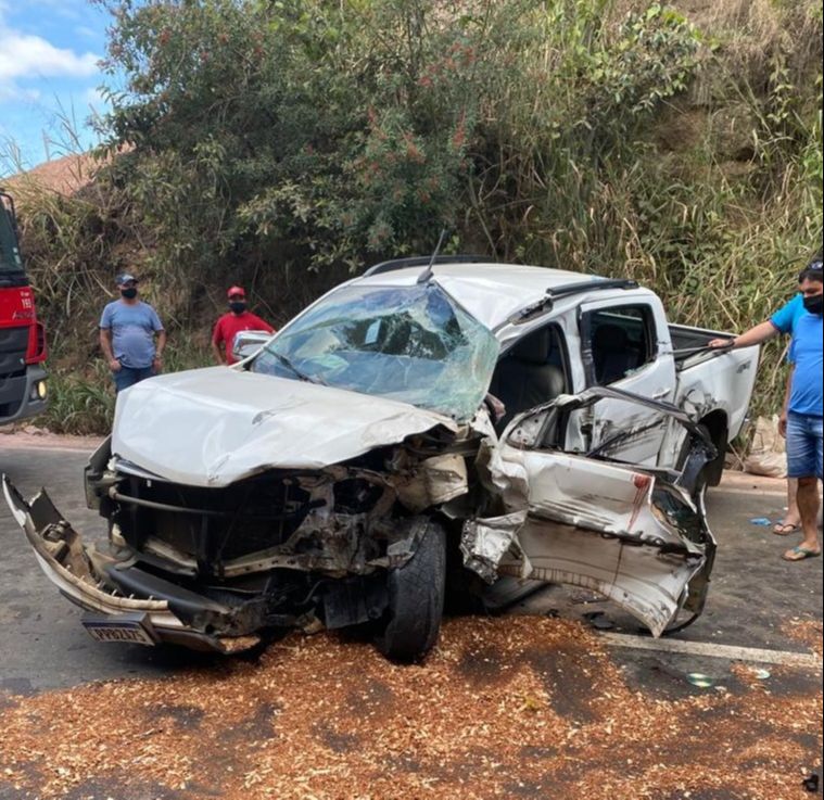 Picape envolvida em acidente com carreta em Viana. (Foto: Reprodução/Twitter/@bombeirosES)