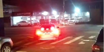 Por volta das 21h30, o delegado saiu em uma viatura descaracterizada e foi conduzido para a Corregedoria da Polícia Civil (Foto: Vitor Zucolotti )