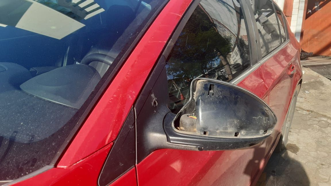 Carro onde estudante estava (Foto: Anny Freire)