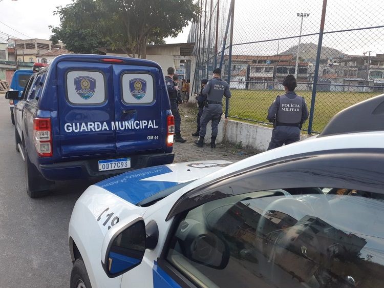 Polícia Militar e Guarda Municipal interrompem partida de futebol (Foto: Divulgação/Prefeitura de Vila Velha)