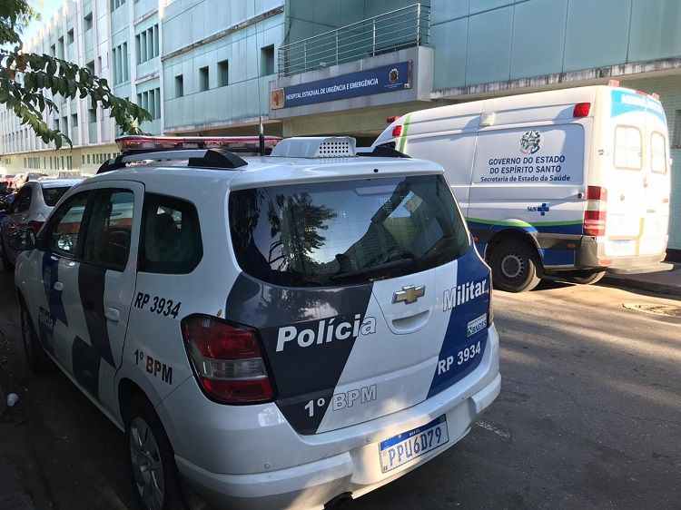 A Polícia Militar foi acionada e o rapaz foi socorrido para o Hospital Estadual de Urgência e Emergência (HEUE) em Vitória (Foto: Jaciele Simoura/AT)