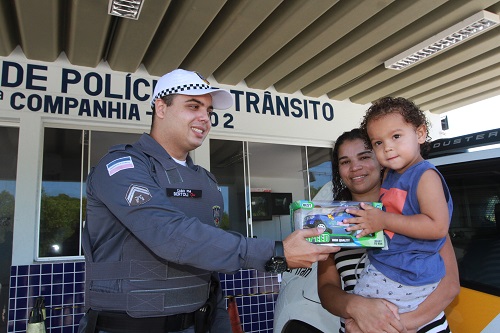 Cabo Bertoli reencontrou Rael e a mãe dele, Márcia Cristina (Foto: Kadidja Fernandes/AT)