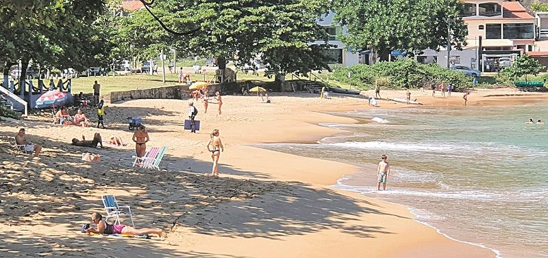 Praia de Setiba, em Guarapari, ficou cheia no final de semana, inclusive com turistas vindos de Minas Gerais (Foto: Roberta Bourguignon)